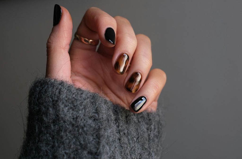 How to Make Nail Art Last Longer Without Chipping or Peeling 4 How to Make Nail Art Last Longer with stylish black and gold nail designs on short natural nails.