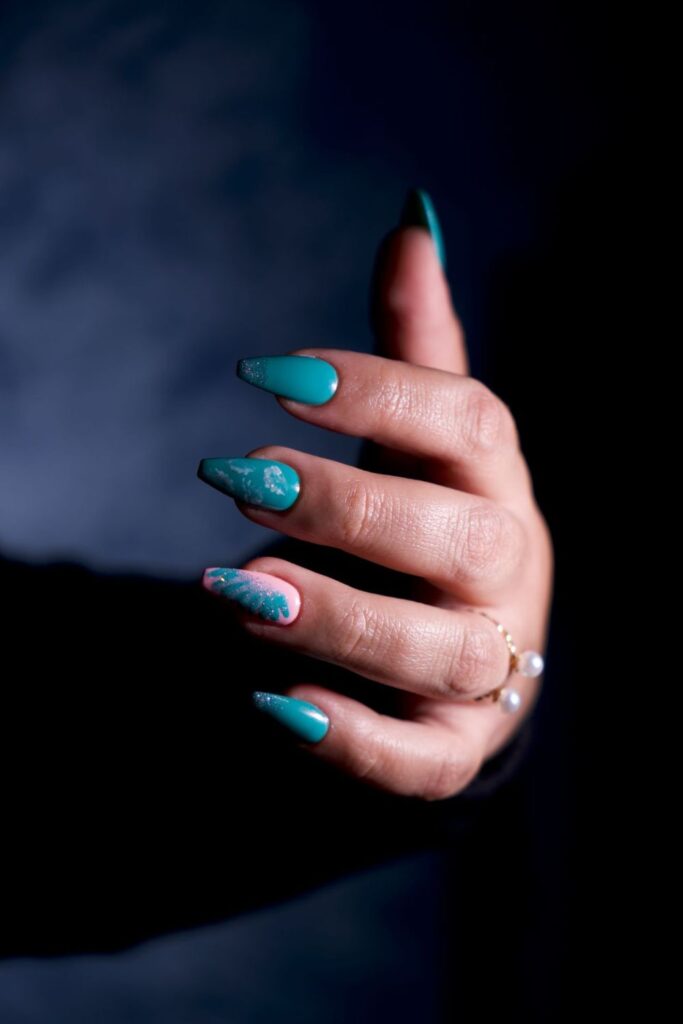 10 Easy Nail Art Ideas for Beginners You Can Try at Home 5 Easy Nail Art featuring long turquoise and black nails with glossy finishes and decorative patterns.