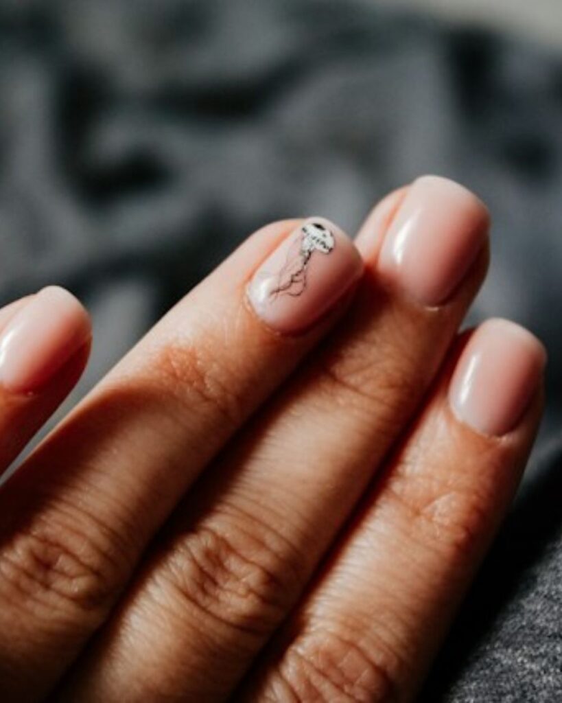 Nail Shapes: 7 Costly Mistakes That Ruin Your Manicure and How to Choose the Right One 6 Short rounded nail shapes with delicate floral nail art